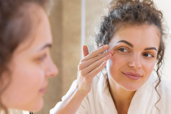 Eye contour care to fight wrinkles
